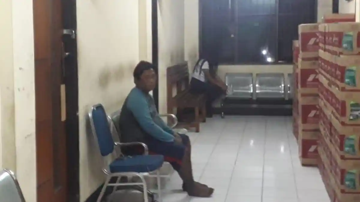 Asih Melompat Dari Mikrolet Ketika Dua Terduga Copet Menodong Sang Sopir Dengan Pisau