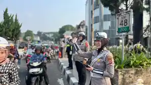 Polisi-mengatur-lalu-lintas-di-Jalan-Raya-Puncak-5925.jpg