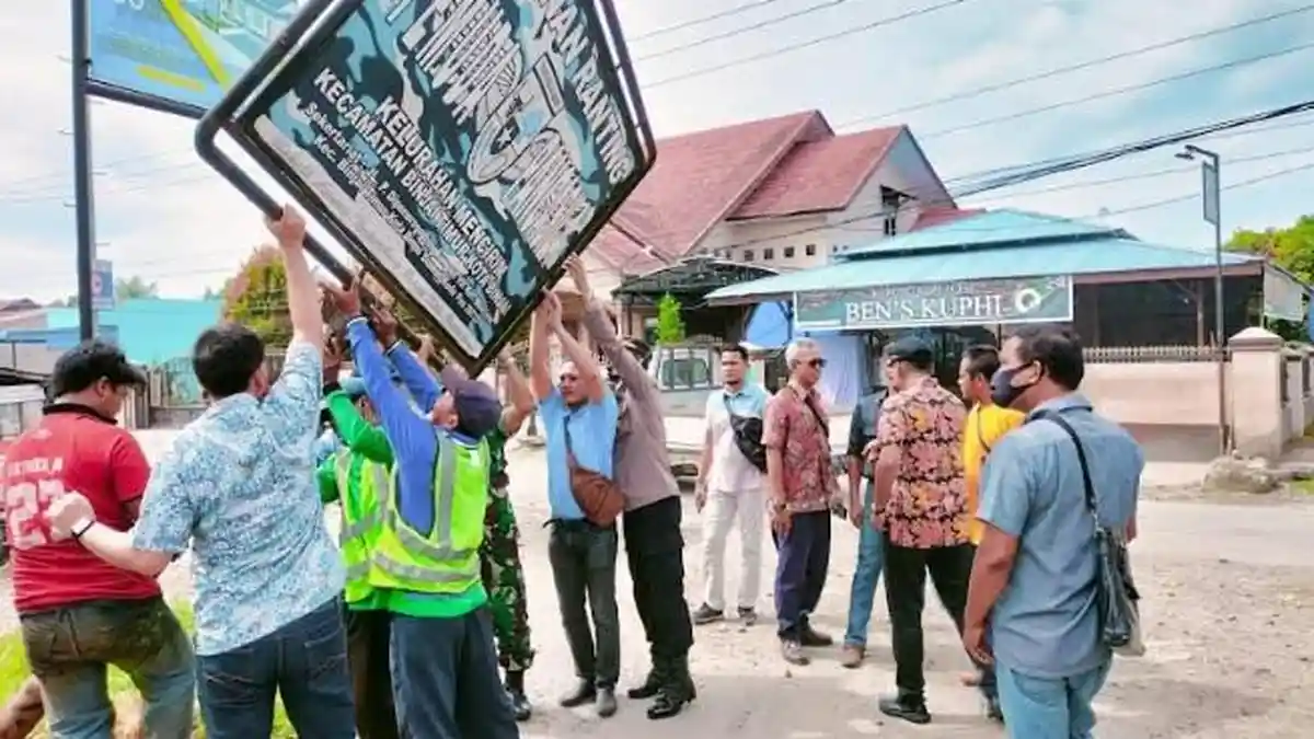 EMAK-emak Berang karena Plang Ormas dan Oknum Seret-seret Kelewang, Plang Ormas Akhirnya Dibongkar