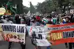massa-pendemo-buruh-tolak-omnibus-law-kamis-8102020.jpg