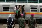 Operasi Penertiban Penumpang dan Pedagang di Kereta Api