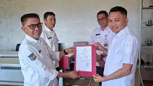 Bupati-Mitra-Ronald-Kandoli-serahkan-Surat-Keputusan-SK-Pelaksana-Tugas-Plt.jpg