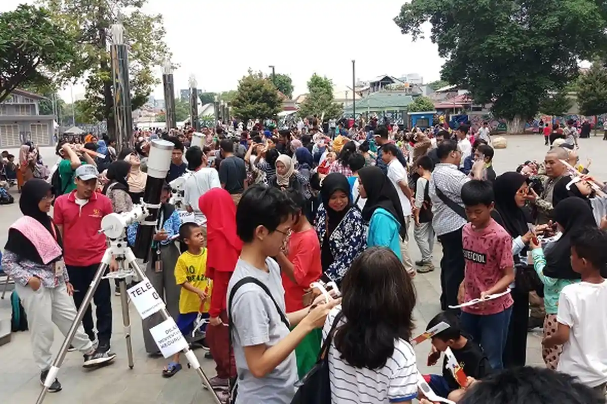 Ada Wanita Hamil di Kabupaten Bekasi Sembunyi di Kolong Ranjang Saat Gerhana Matahari Akibat Mitos