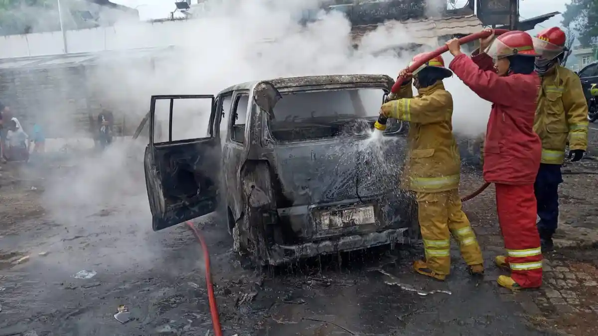 Mobil APV di Puncak Bogor Hangus Terbakar, Diduga karena Korsleting Listrik