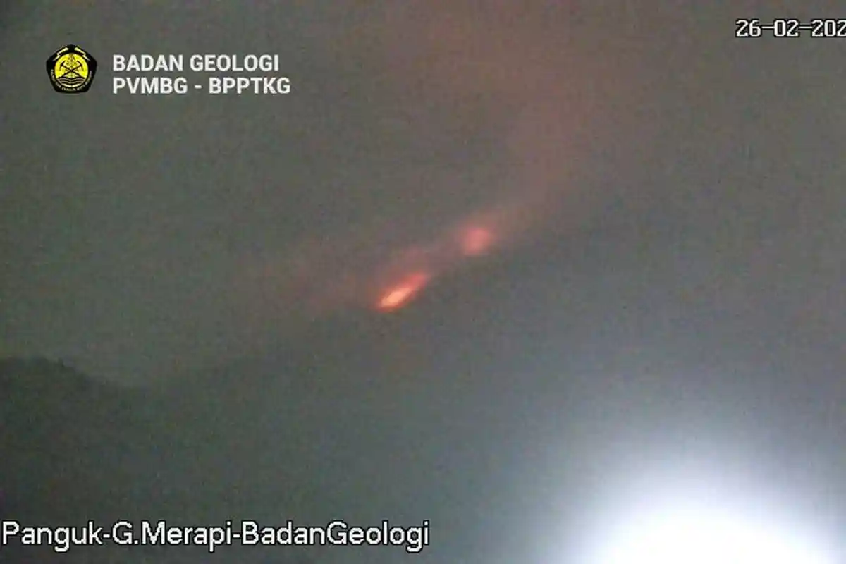 Gunung Merapi Keluarkan 6 Kali Guguran Lava Pijar dan Hembuskan Awan Panas Cuma dalam 6 Jam