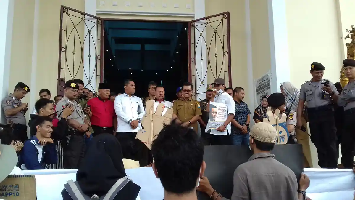 Walhi Gruduk DPRD Provinsi Jambi