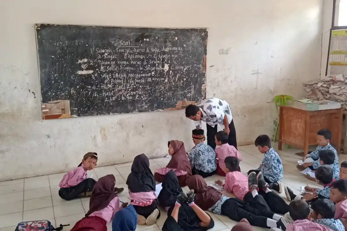 Ruang Kelas Butut, Tak Ada Kursi, WC Pun Tak Berfungsi, Kondisi SDN Jatimunggul 1 Indramayu