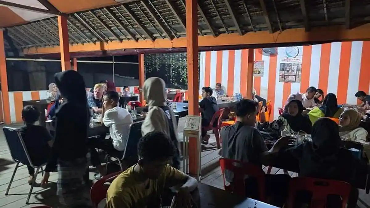 Warung Kopi di Banda Aceh Penuh Sesak, Imbas Listrik Aceh-Sumatera Padam