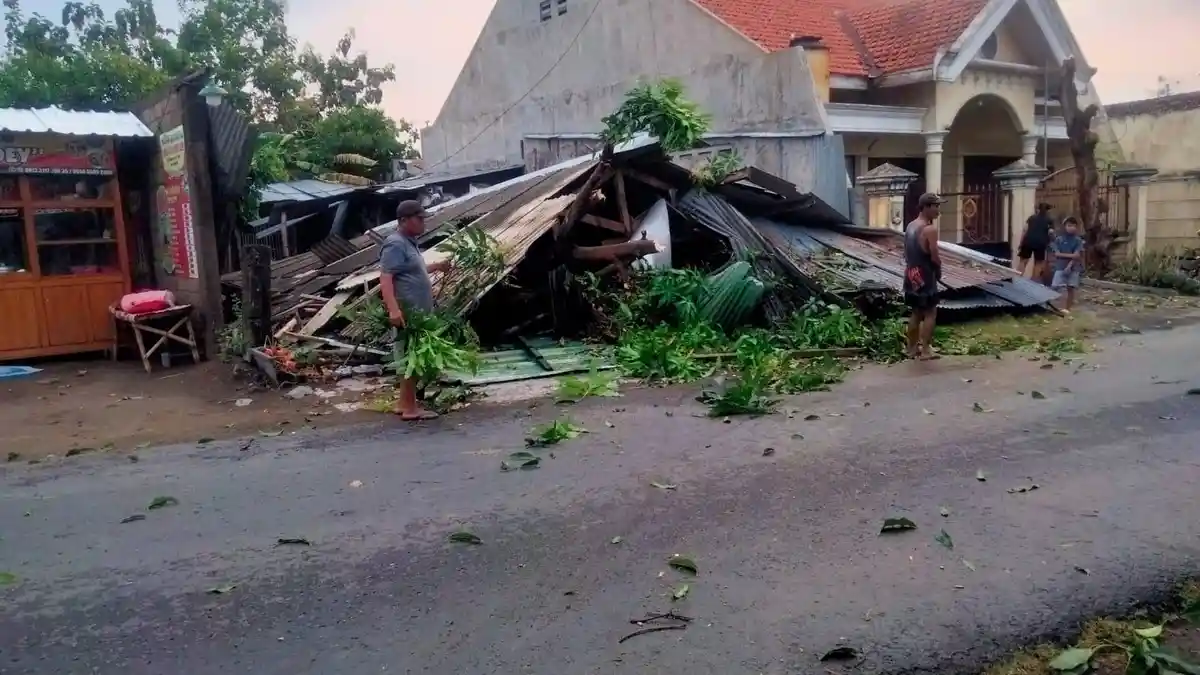 Angin Puting Beliung Rusak Puluhan Rumah dan Tumbangkan Pohon di Kediri