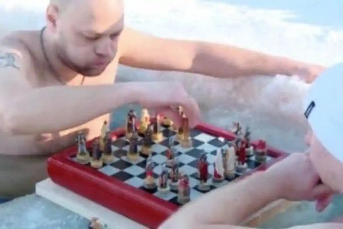Pria Rusia Main Catur Sambil Berendam di Danau Beku