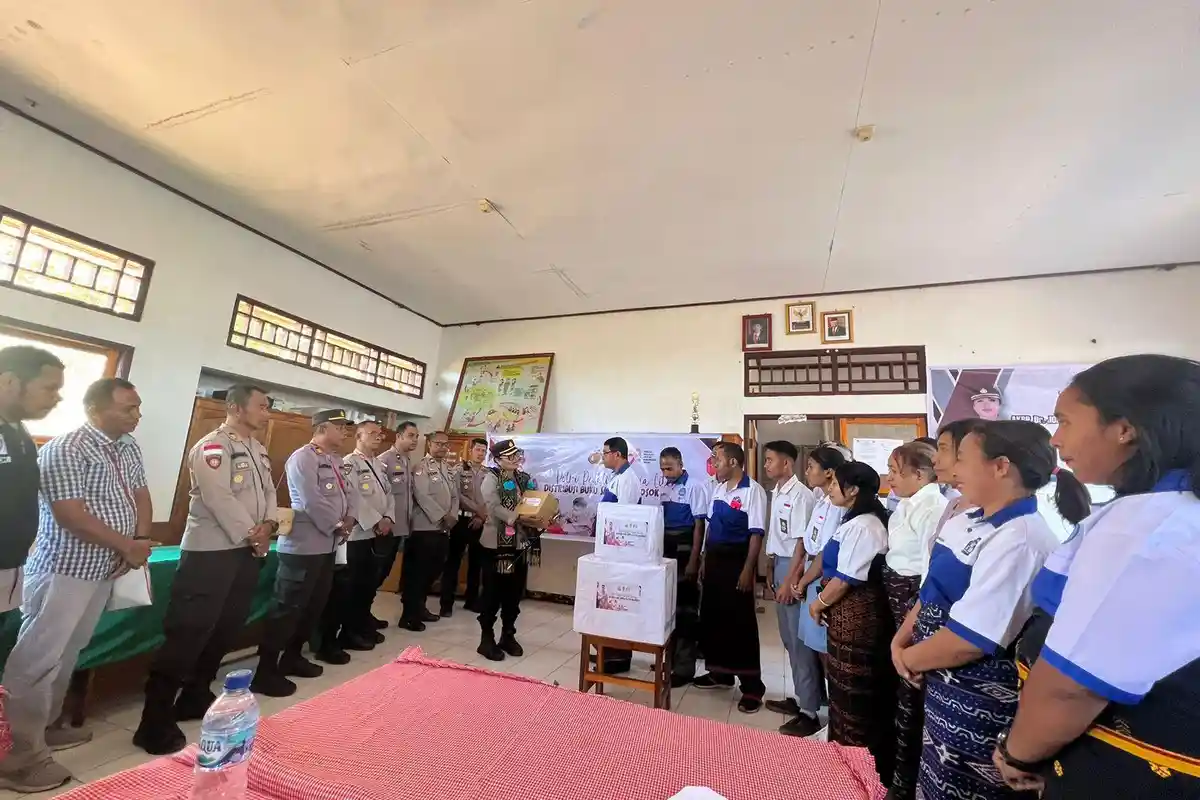 Kapolres Lembata Bagi Buku Di Atadei dan Curhat dengan Warga