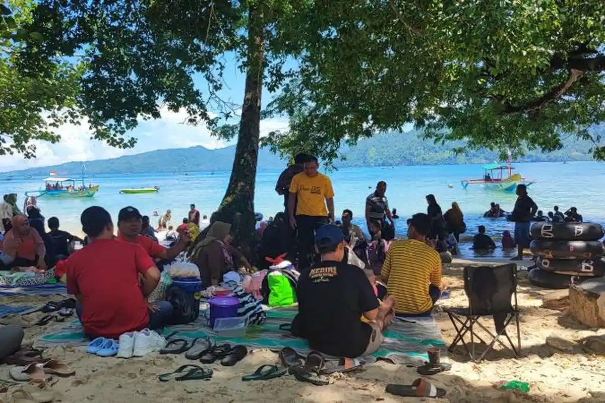 Pantai di Trenggalek Dipadati Pengunjung pada H+3 Idul Fitri 2024, JLS Jadi Daya Tarik