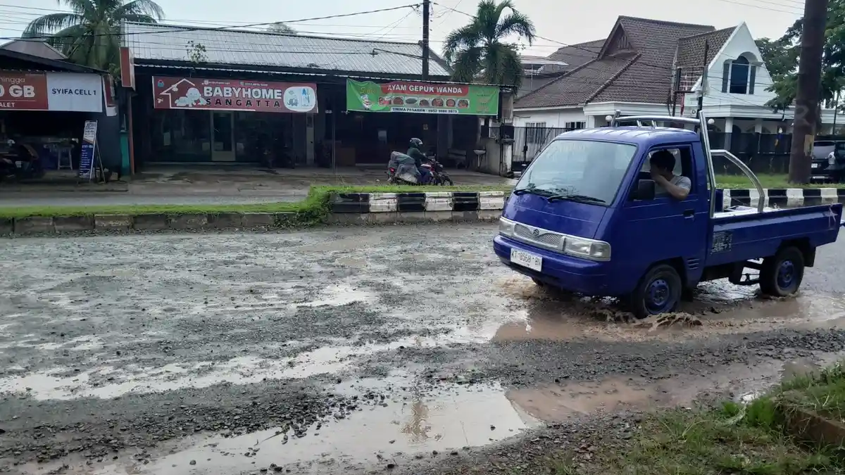 Jalan APT Pranoto Sangatta Kutim Berlubang, Pengendara Motor Rawan Kecelakaan Tunggal