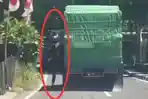 Tangkapan-layar-video-viral-peserta-didik-di-Parepare-bergelantungan-di-truk-12222.jpg