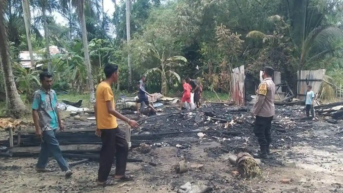 Pemilik Pergi Ke Malaysia, Satu Unit Rumah di Aceh Timur Ludes Terbakar