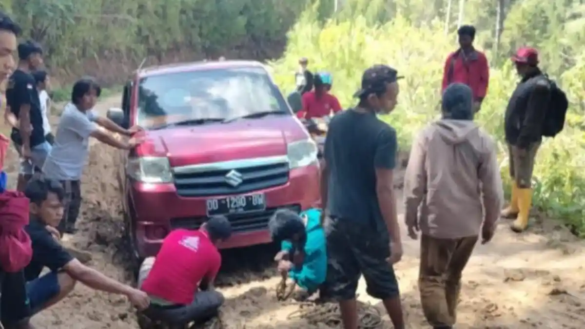 HUT ke-17 Sulbar, IPPMN dan KPPMP Pertanyakan Pembangunan Infrastruktur Jalan di Mamasa