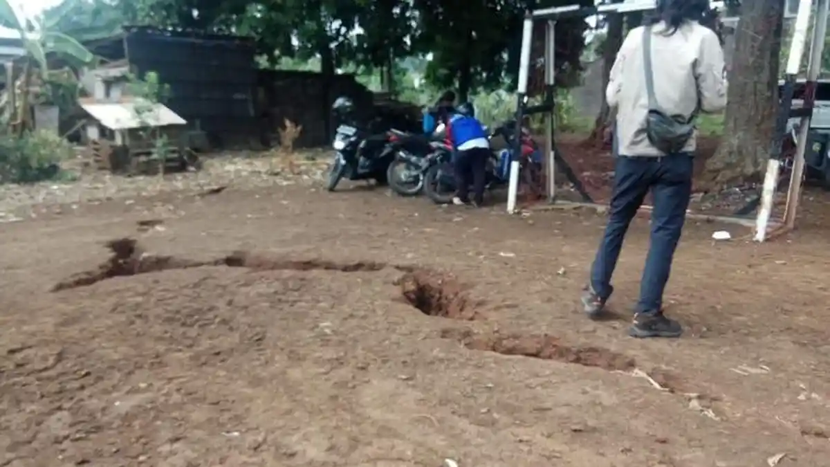 Tanah di Depok Terbelah Sepanjang 20 Meter, Warga Bilang Disambar Petir