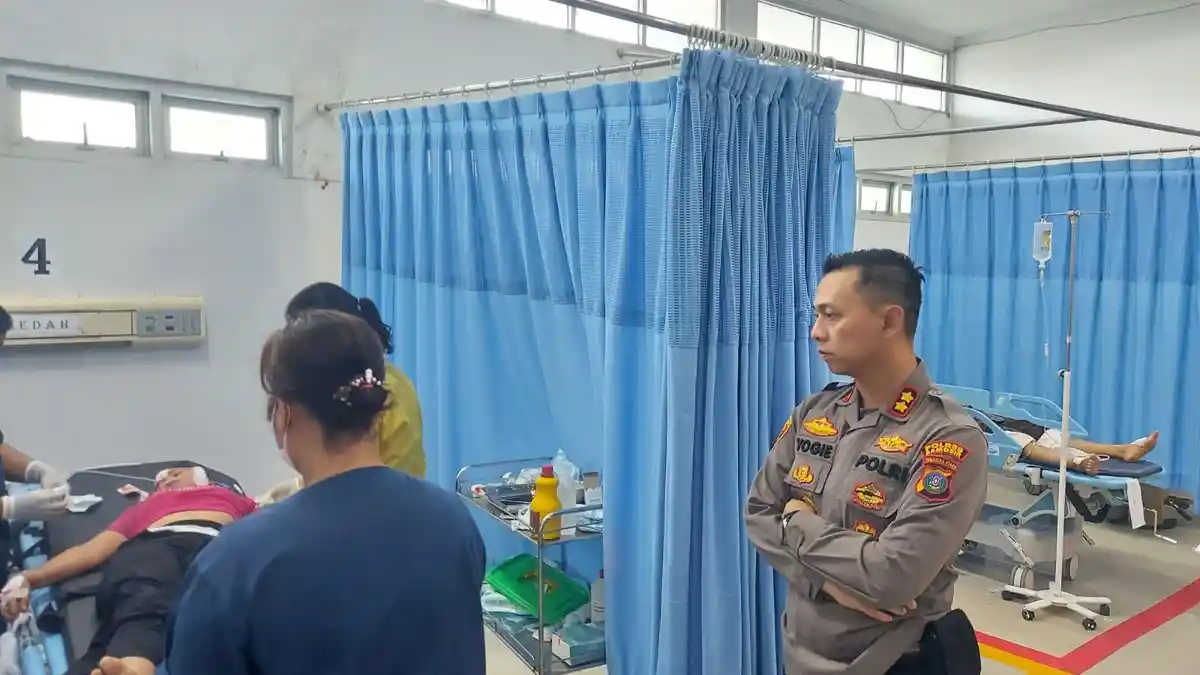 Bus PSN Terbalik 2 Penumpang Tewas Kapolres Samosir Temui Korban di Rumah Sakit Minta Medis Maksimal