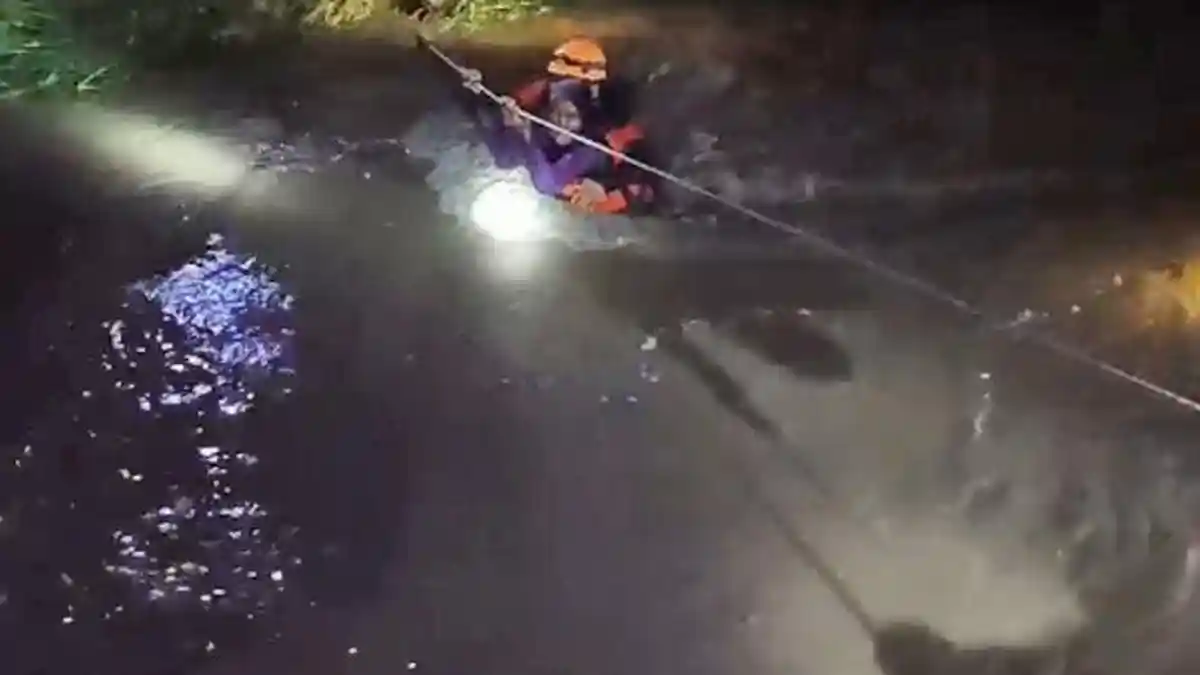 8 Warga di 4 Desa Terjebak Banjir Madiun, Proses Evakuasi Berjalan Dramatis