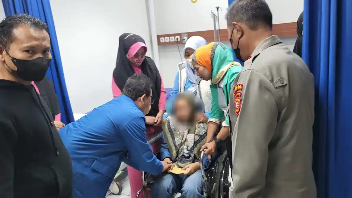 Istri Aipda Sofyan Duduk Lemas di Kursi Roda di Samping Jenazah Suami