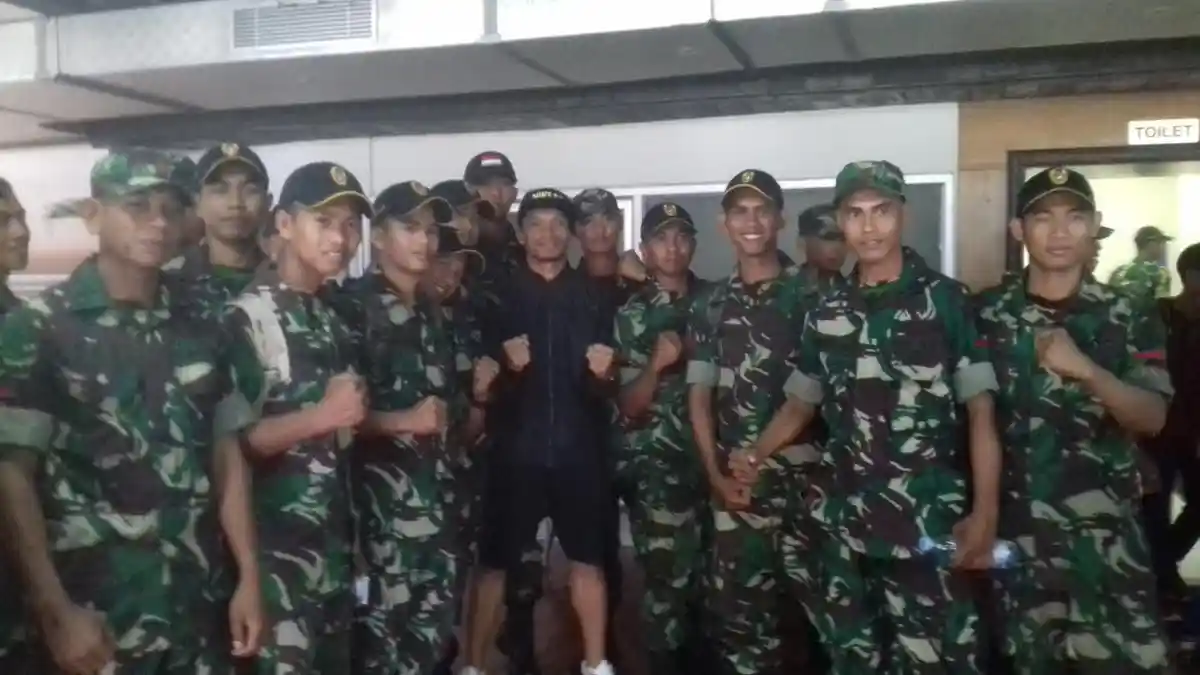 Lihat! Gaya Ferdinand Sinaga Foto Bareng Tentara