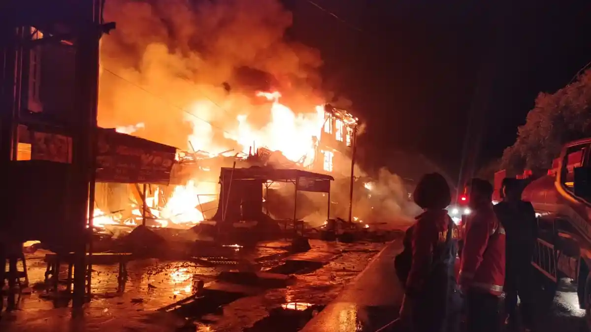 Kerumunan Warga Jadi Hambatan Upaya Pemadaman Kebakaran di Sintang