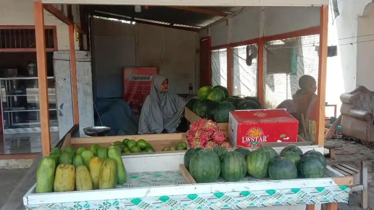 Cerita Elen di Gorontalo Utara, Penjual Makanan hingga Penjual Buah Demi Sarjanakan Kedua Anaknya