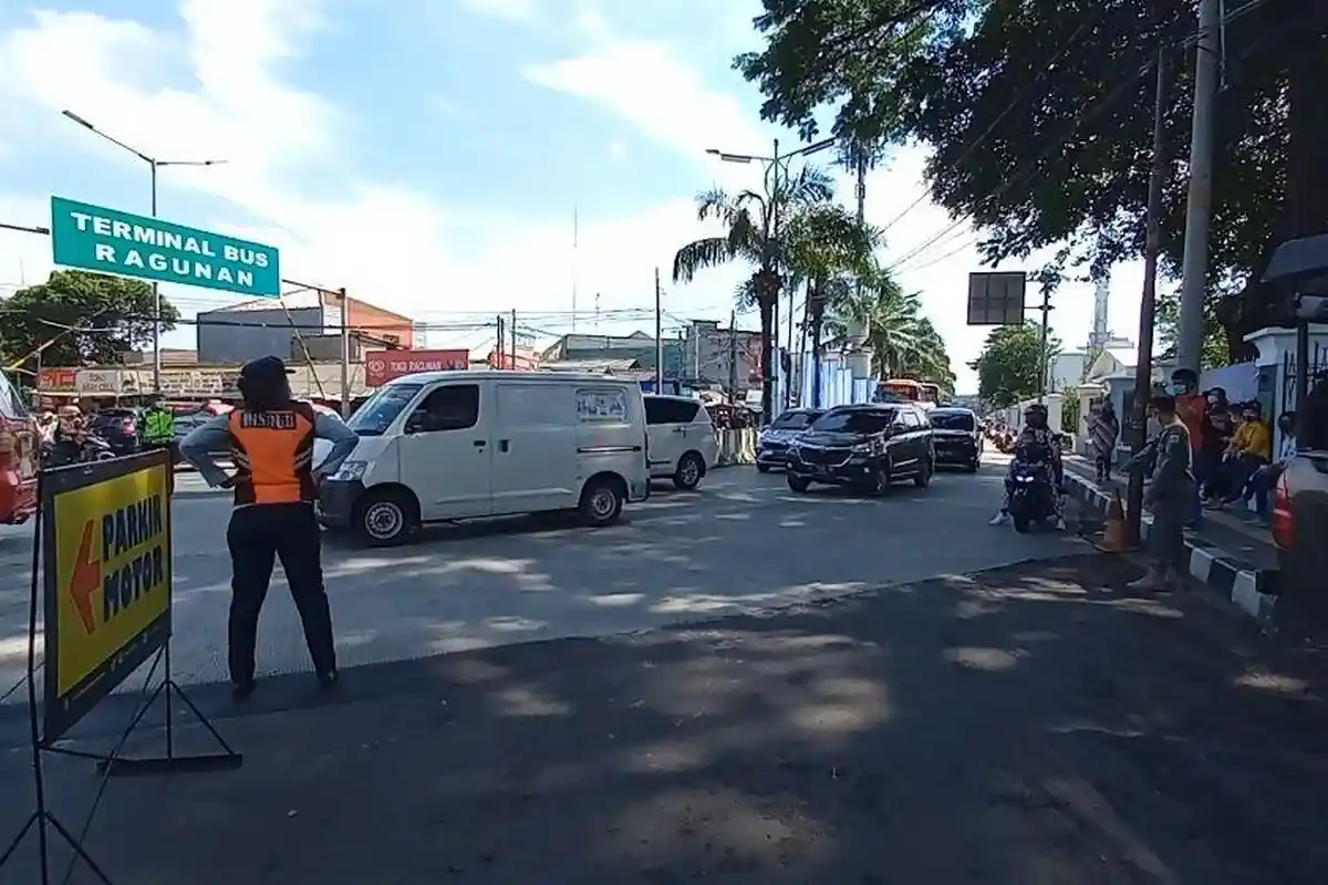 Kebon Binatang Ragunan Dibuka Hari Kedua Lebaran, Pengunjung Membludak, Arus Lalu Lintas Macet