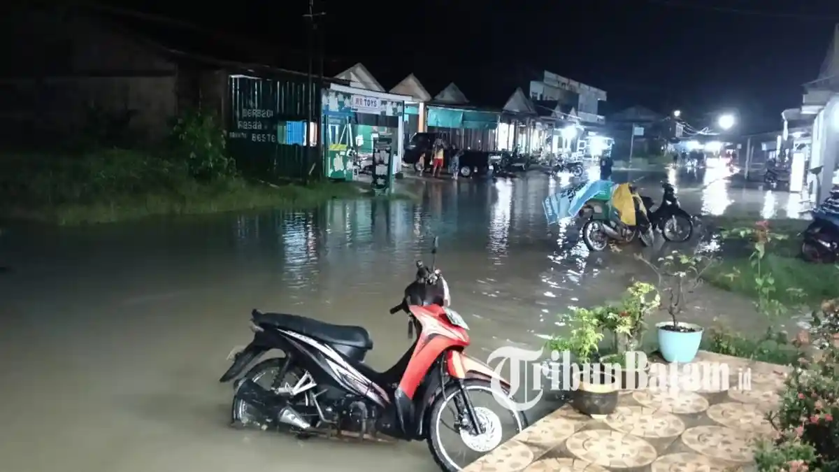 Banjir Rob Rendam Rumah Warga di Daik Lingga, Air Tak Surut Hingga Malam Karena Hujan