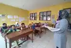 guru-honorer-ini-rela-bolak-balik-majalengka-indramayu-untuk-mengajar-murid-sd-ini-alasannya.jpg
