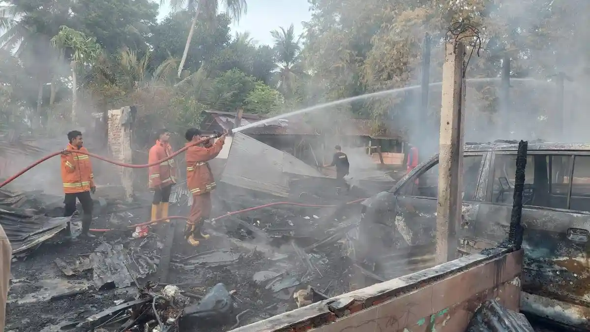 Rumah Terbakar di Bireuen, Ratusan Celana Baru Bersama Mobil dan Sepmor Ikut Hangus