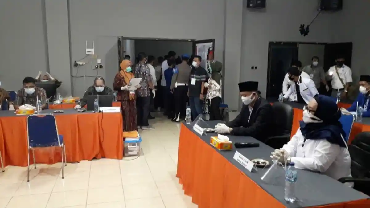 BREAKING NEWS dr Firdaus dan Camelia ke KPU Mendaftar Ikut Pilkada Batanghari 2020