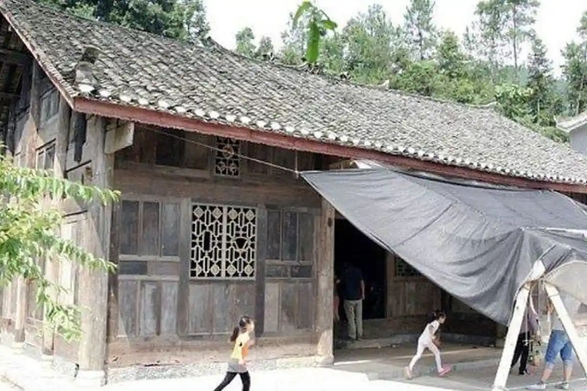 Banyak yang Tak Percaya, Rumah Kayu yang Tampak Lusuh Ini Dihargai Rp 20 Miliar