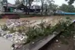 Pohon Tumbang Hambat Aliran Kali di Pasar Kemis