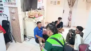 Isten-Laiya-pria-berbaju-biru-saat-berada-di-rumah-keluarganya.jpg