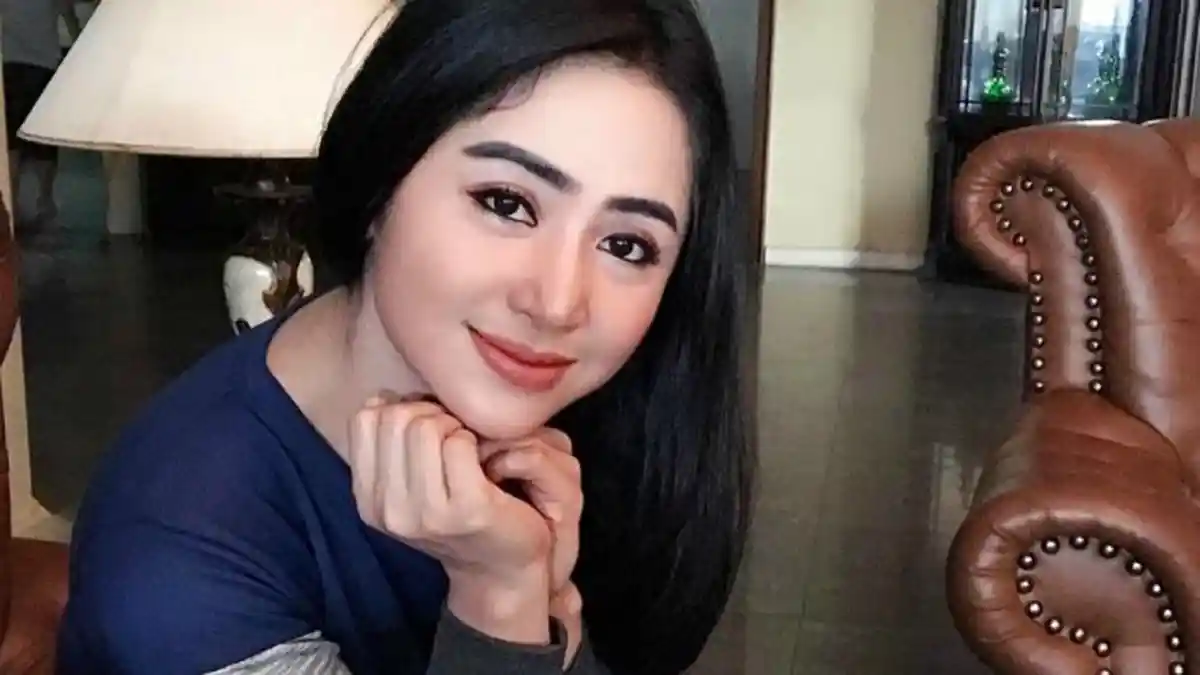 Dewi Perssik Dihampiri Wanita Tua saat Bagi-bagi Makanan