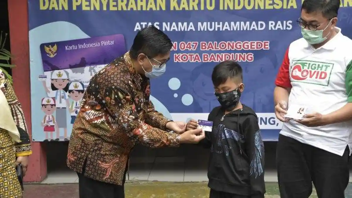 Bocah Sering Belajar di Trotoar Viral di Medsos, Dapat Tabungan dan Perlengkapan Sekolah