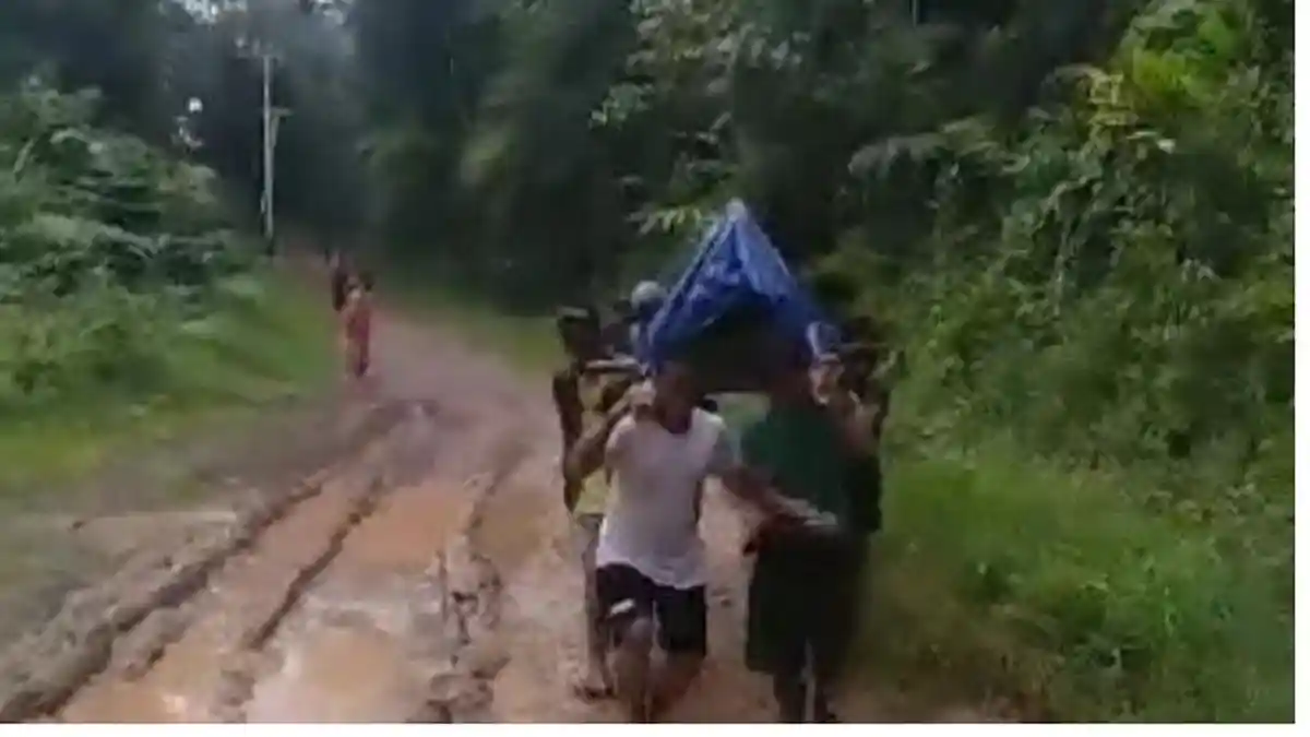 Kasihan Jenazah Guru Honorer Ditandu 40 Km, Terpaksa Ditandu Karena Jalan Berlumpur & Rusak