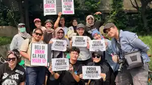 Zaskia-Adya-Mecca-warga-menjaga-posko-bantuan-makanan-pendemo-bundaran-HI.jpg