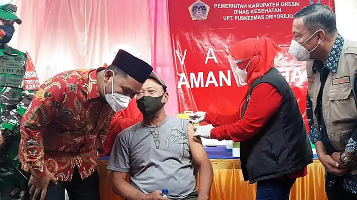 Vaksinasi Ratusan Pedagang Pasar di Gresik, Langsung Dipantau Gus Yani dan Bu Min