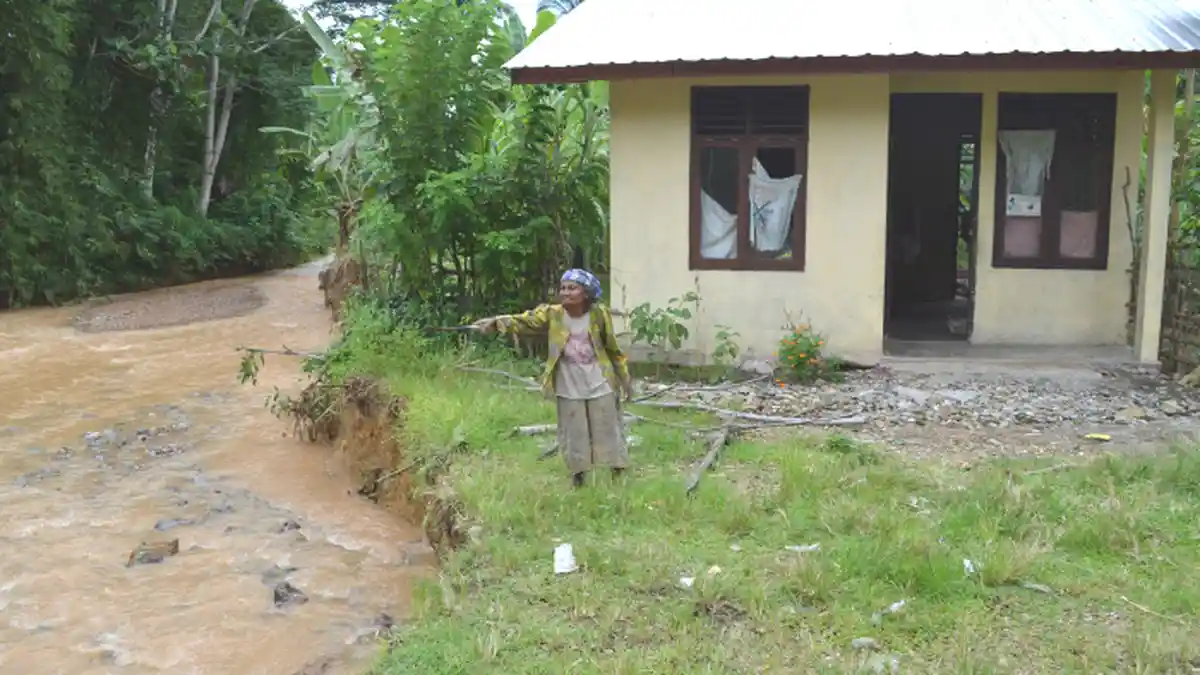 Erosi Krueng Kiran Mengganas 10 Rumah Ambruk ke Sungai
