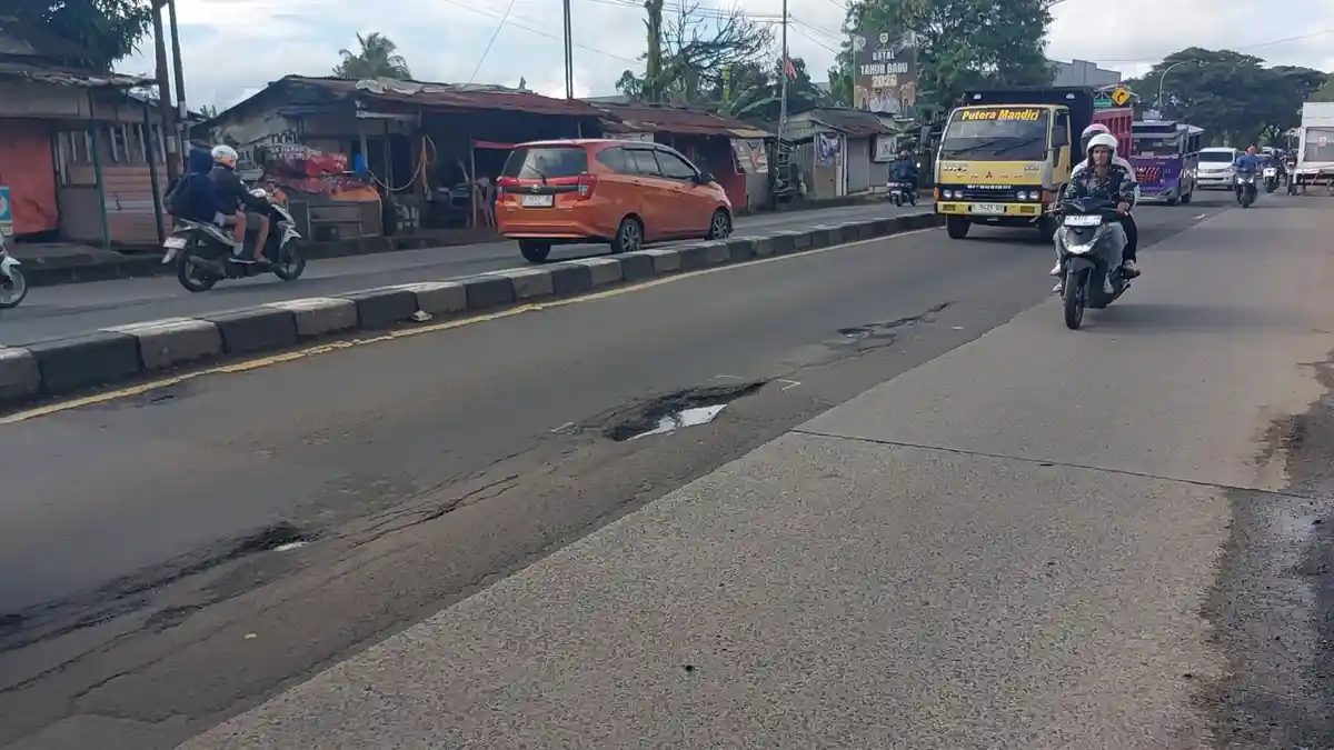 Jalan Raya Parung Bogor Berlubang Rawan Kecelakaan, Banyak Pengendara ...
