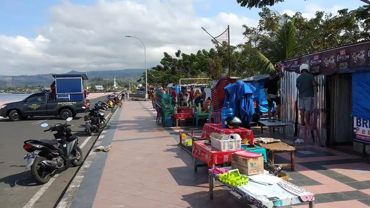 Kios Jualan di Pantai Seruni Dibongkar Atas Perintah Pj Bupati Bantaeng