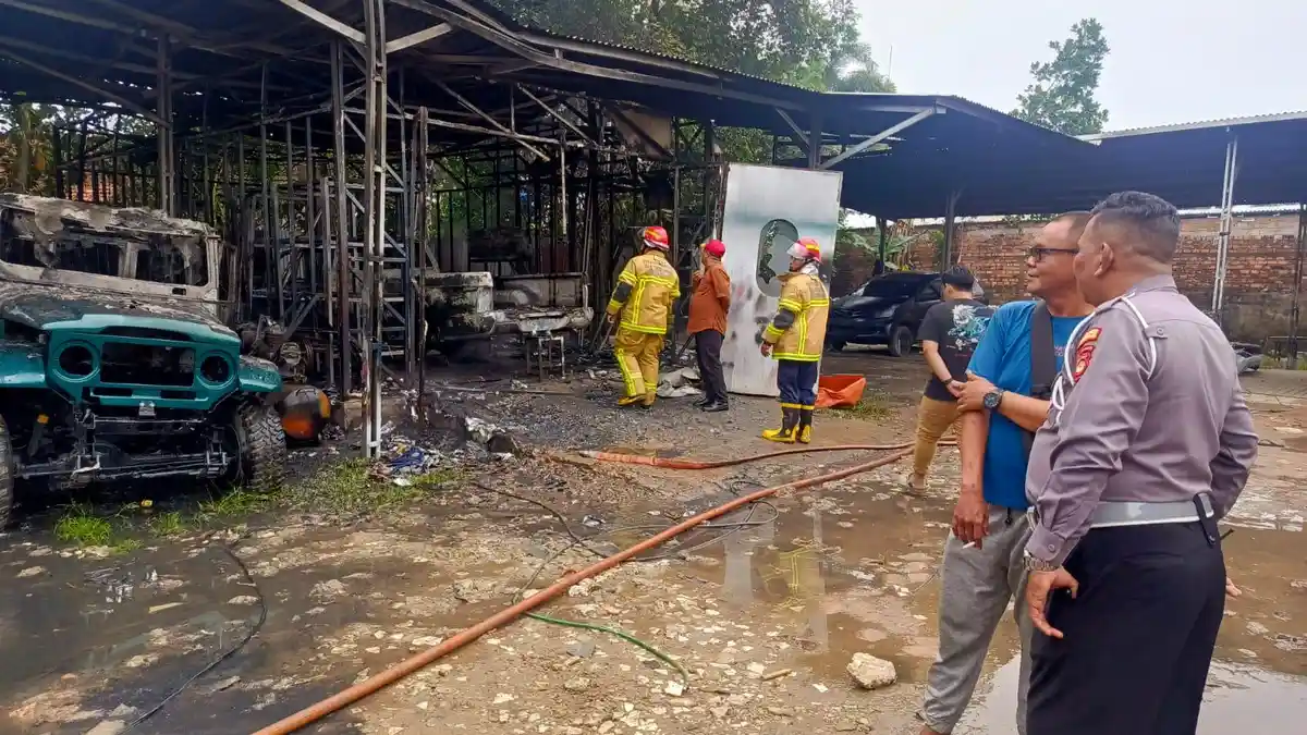 Bengkel Garasi Auto Clinik di Palembang Terbakar, 3 Mobil dan 1 Motor Hangus Terbakar