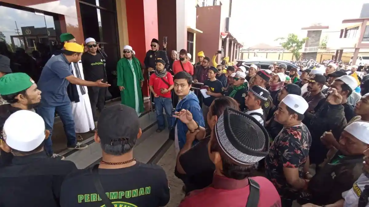 Pencuri HP Hina Abah Guru Sekumpul, Bubuhan Banjar Geruduk Mapolresta Samarinda