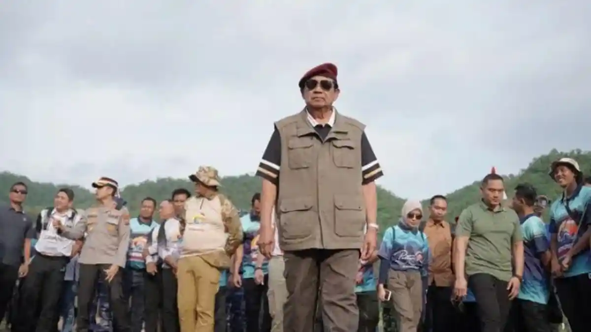 SBY dan AHY serta EBY Menyusuri Pantai Pancer Door, Sambut Tim Ekspedisi Merah Putih Pacitan