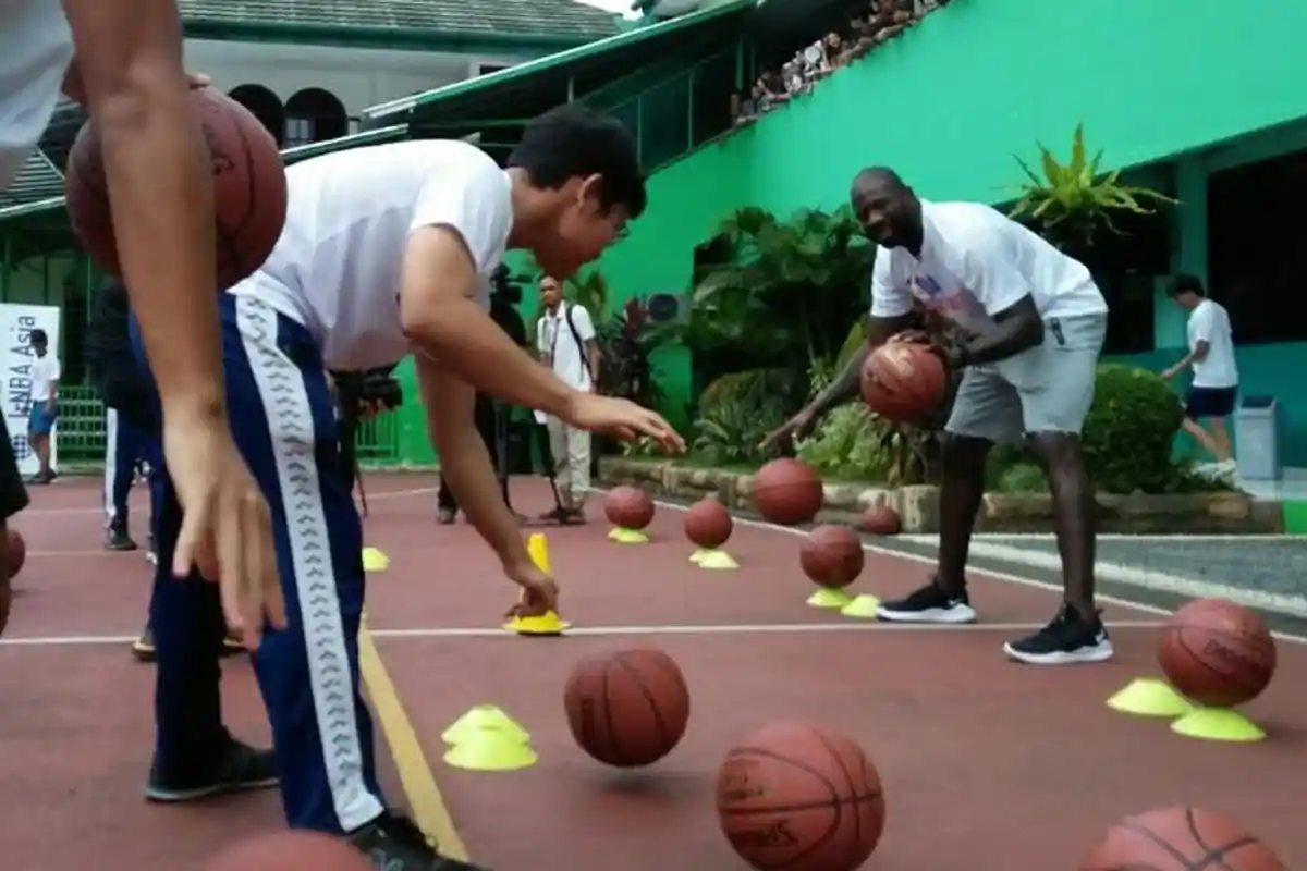 Mantan Bintang NBA Jason Unjuk Kehebatan di SMAN 82 Jakarta