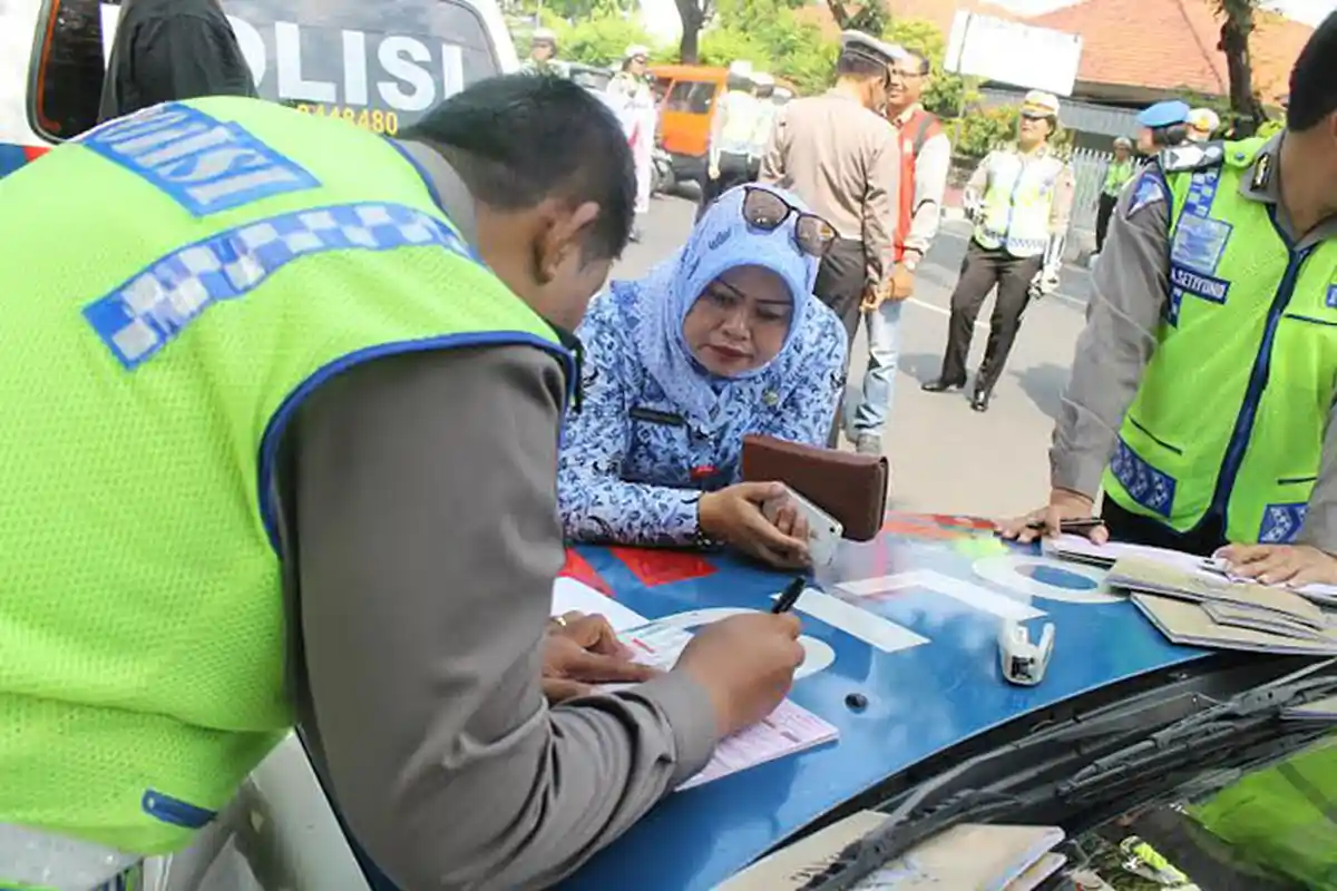 Dari Pelat Mobil Diganti Hingga Logo dan Pasang Rotator