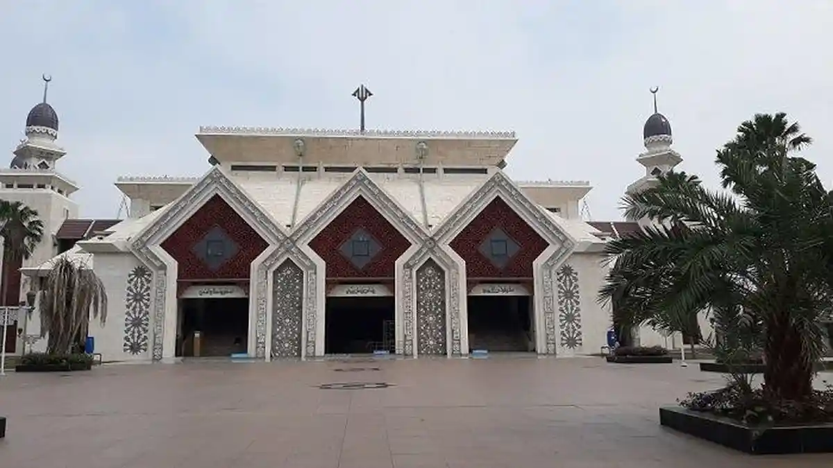 Masjid Agung At-Tin Gelar Salat Ied, Batasi Jemaah Hanya 2 Ribu