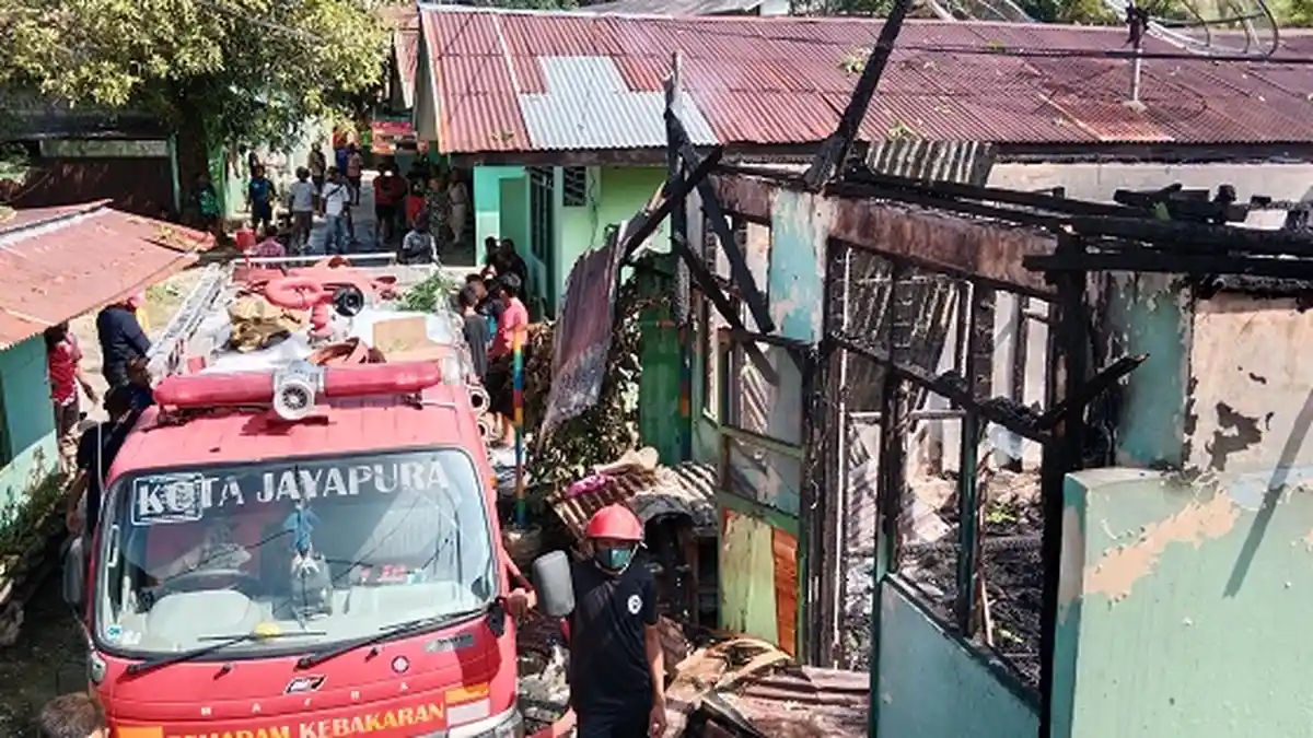 Damkar Kota Jayapura Turunkan 4 Unit Mobil Padamkan Api di Perumahan Kodam Cenderawasih